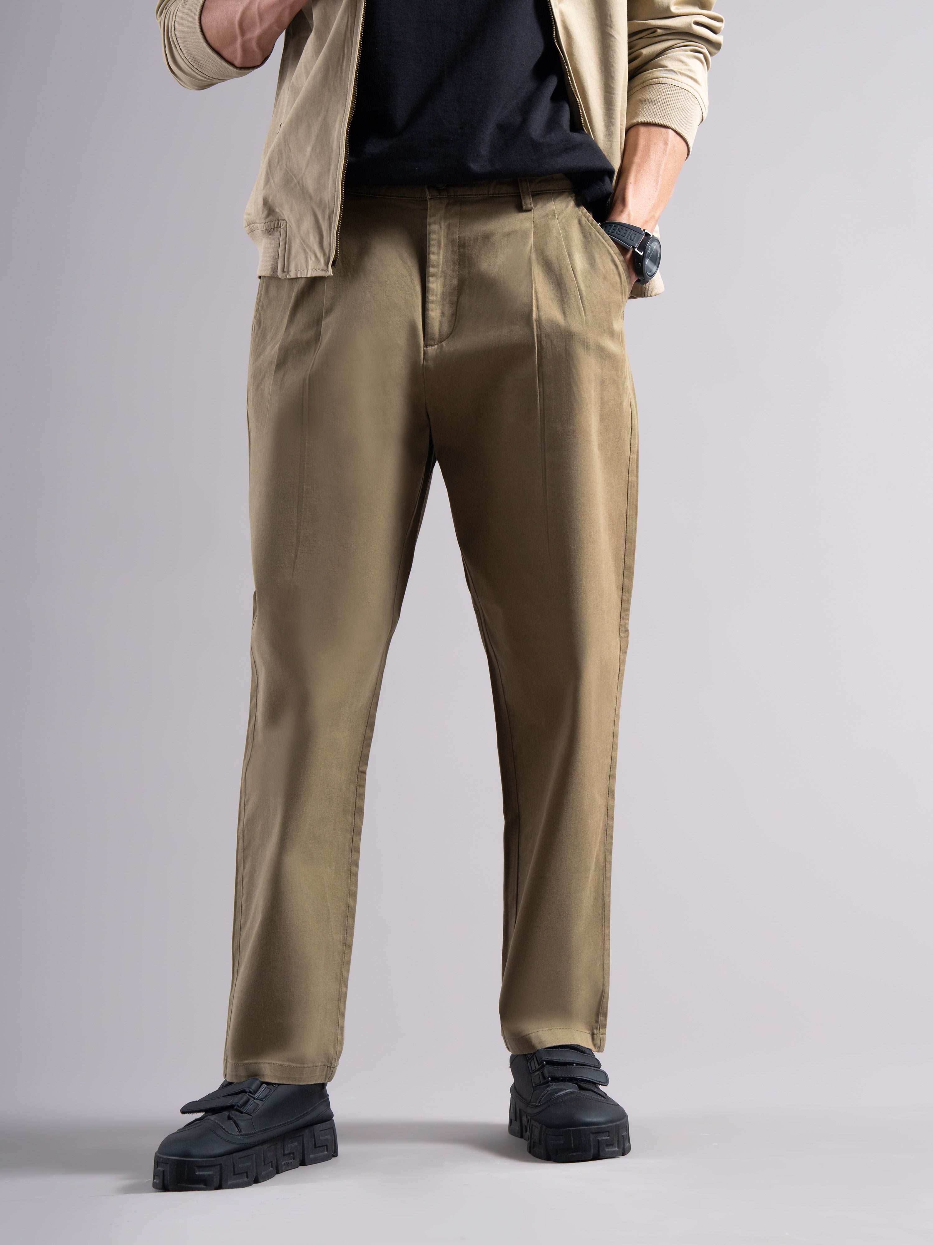 Men Low-Rise Relaxed Fit Pleated Chinos