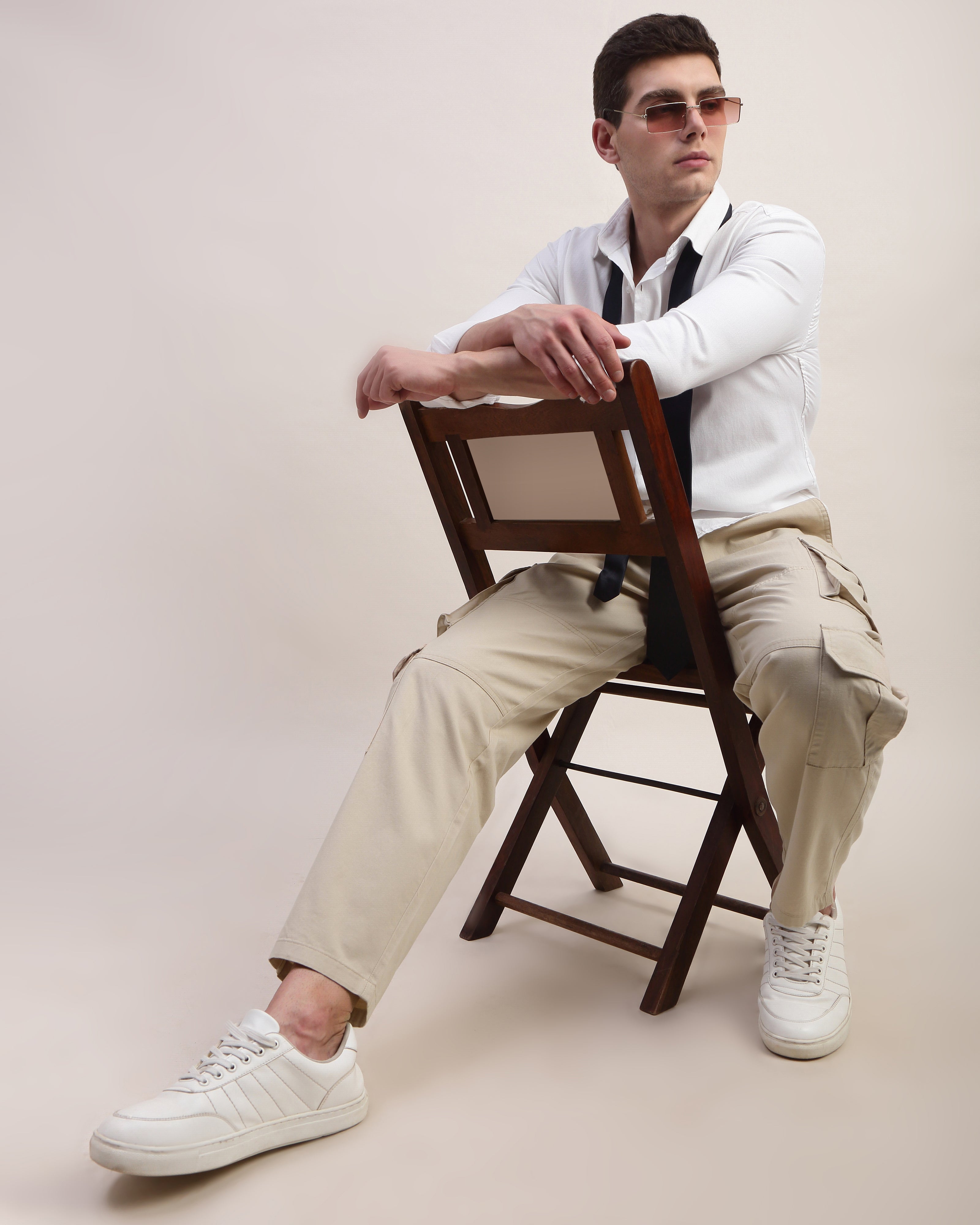 Men Comfort Straight Fit Low-Rise Cargos Trouser