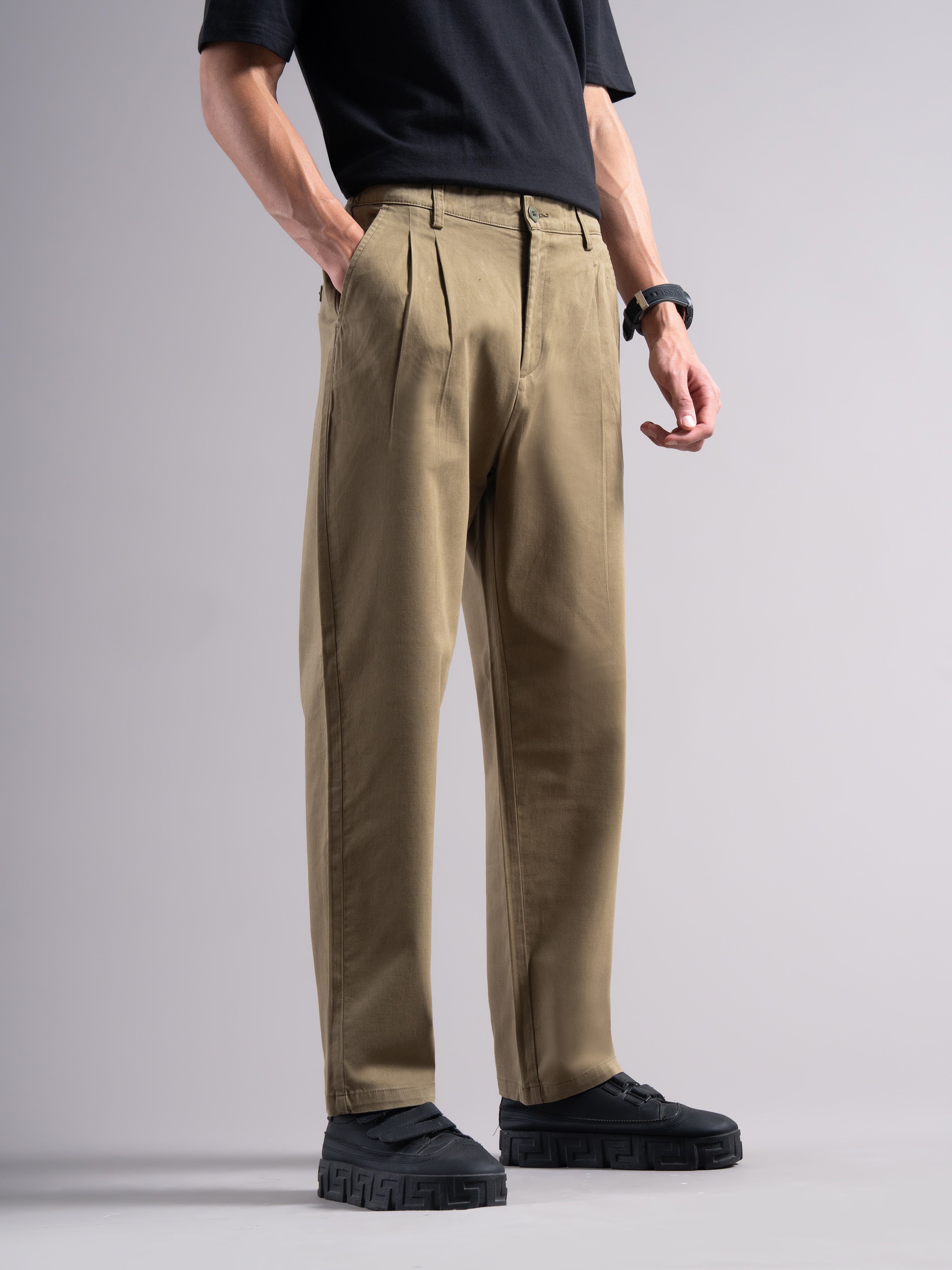 Men Low-Rise Relaxed Fit Pleated Chinos
