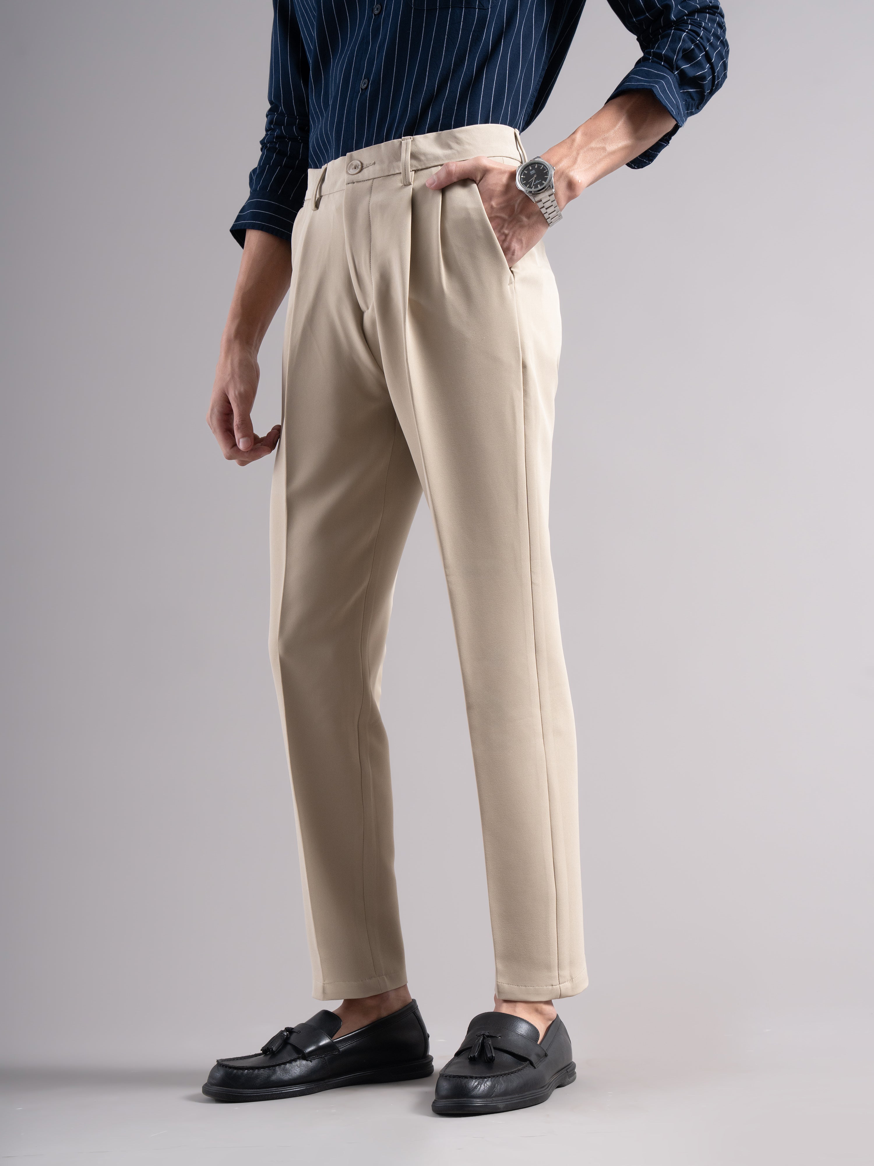 Men Low-Rise Relaxed Fit Stretchable Pleated Chinos