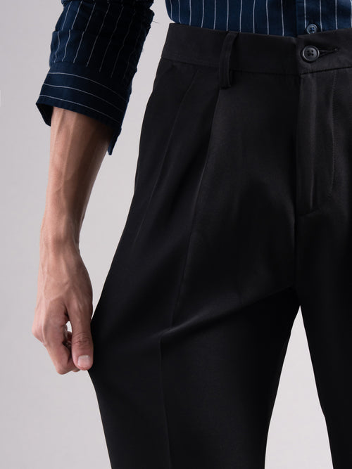 Men Low-Rise Relaxed Fit Stretchable Pleated Chinos